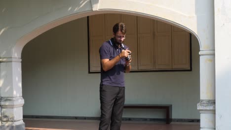 under glaring sun photographer on location struggles to see camera screen