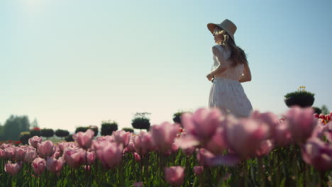 Dama-Elegante-Pasando-Tiempo-En-La-Naturaleza.-Mujer-Romántica-Sonriendo-En-El-Jardín-De-Flores.