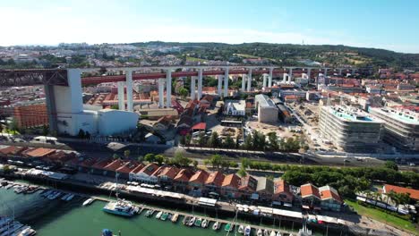 Gran-Puente-Que-Cruza-Un-Puerto-Pequeño-Pero-Hermoso---Vista-Aérea