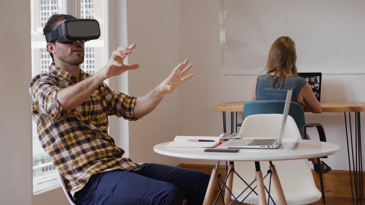 profesional masculino del milenio que trabaja en una oficina creativa