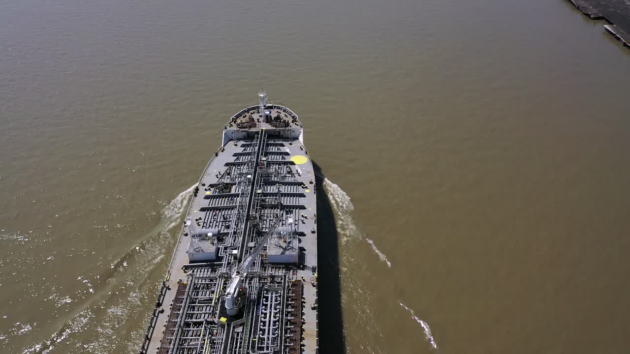 뉴올리언스의 미시시피 강에 있는 유조선의 조감도