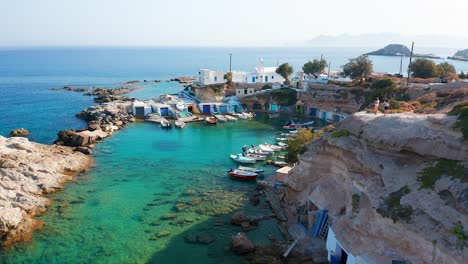 mandrakia pequeño puerto de pueblo pesquero con barcos milos island, grecia