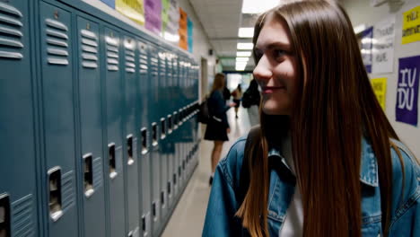 adolescente en el pasillo de la escuela