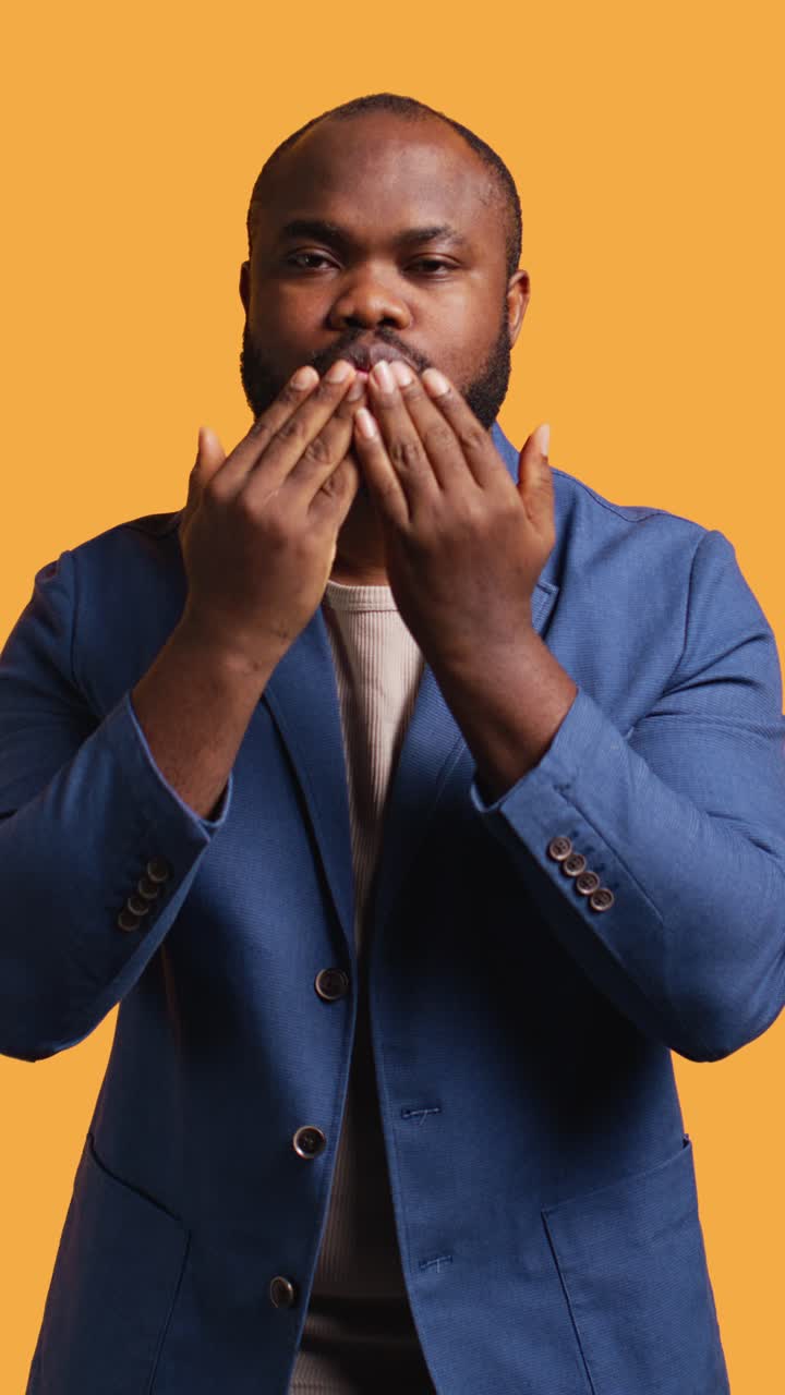 Uomo afroamericano felice che manda baci in studio