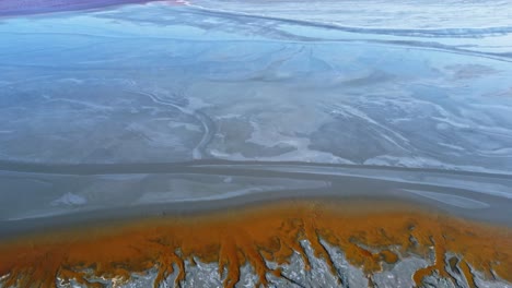 texturas coloridas en el terreno arenoso en el sitio de la mina en huelva