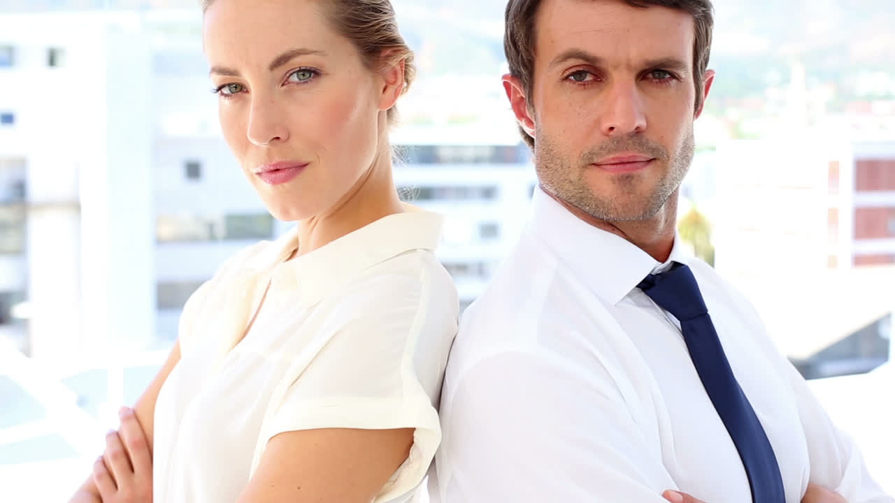 Serio equipo de negocios de pie espalda con espalda