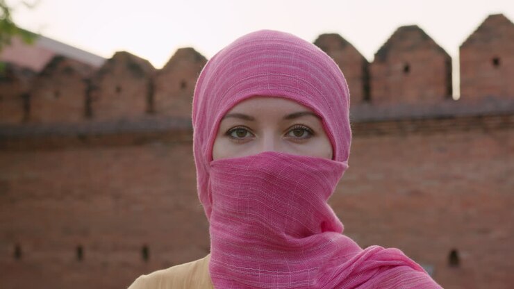 Donna con l'hijab rosa