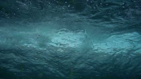 toma submarina de olas rompiendo a cámara lenta en islas canarias