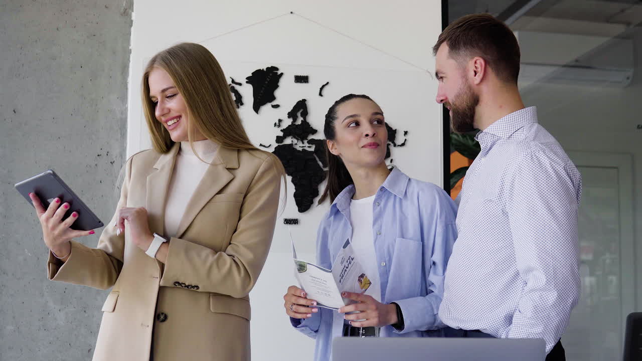 женщина, работающая в туристическом агентстве