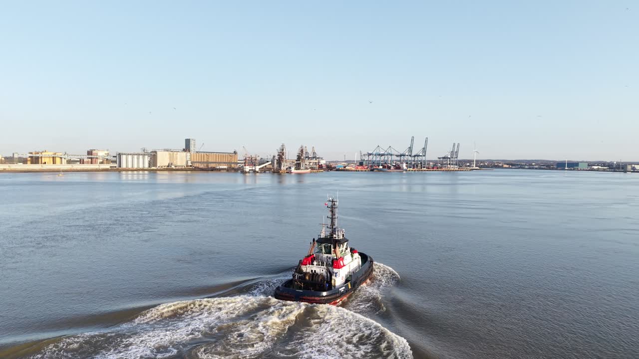 Thames Nehri Tilbury Essex Birleşik Krallık'ta seyreden römorkör takip eden drone