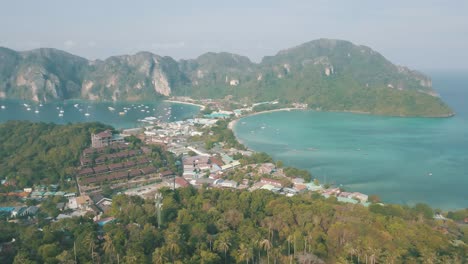 Zeitlupen-Drohnenaufnahmen-Des-Dorfes-Tonsai-Auf-Den-Phi-Phi-Inseln-In-Thailand