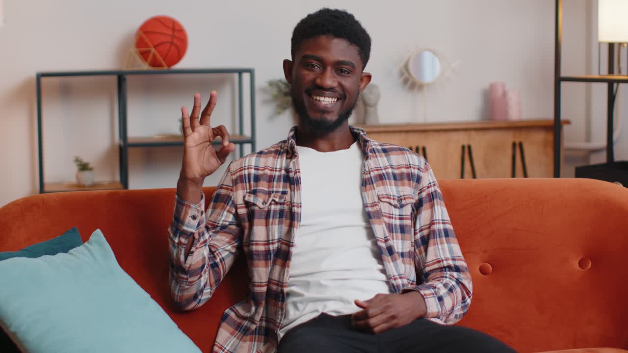 uomo afroamericano che mostra ok gesto come segno positivo qualcosa di buono dà risposta positiva a casa