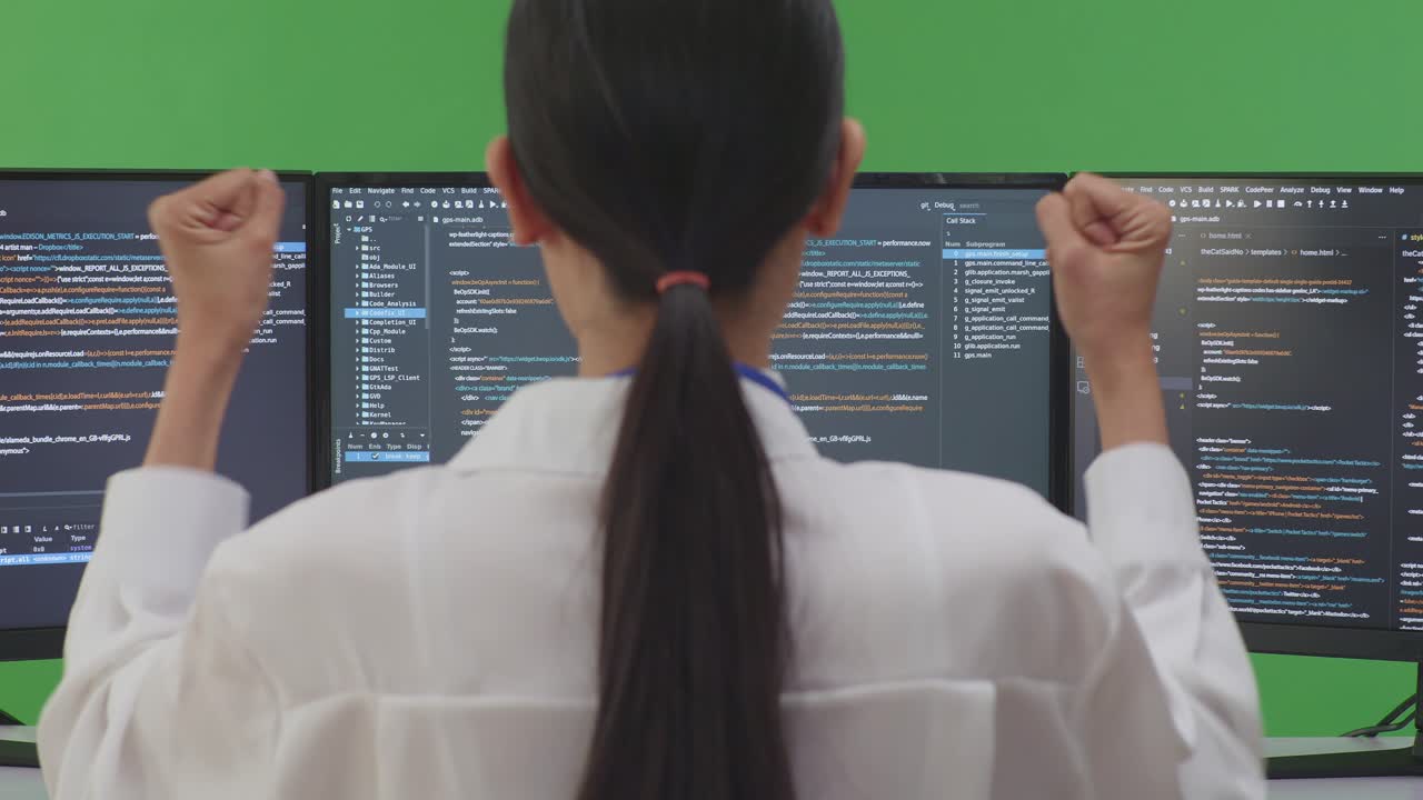programador emocionado celebrando un éxito de codificación