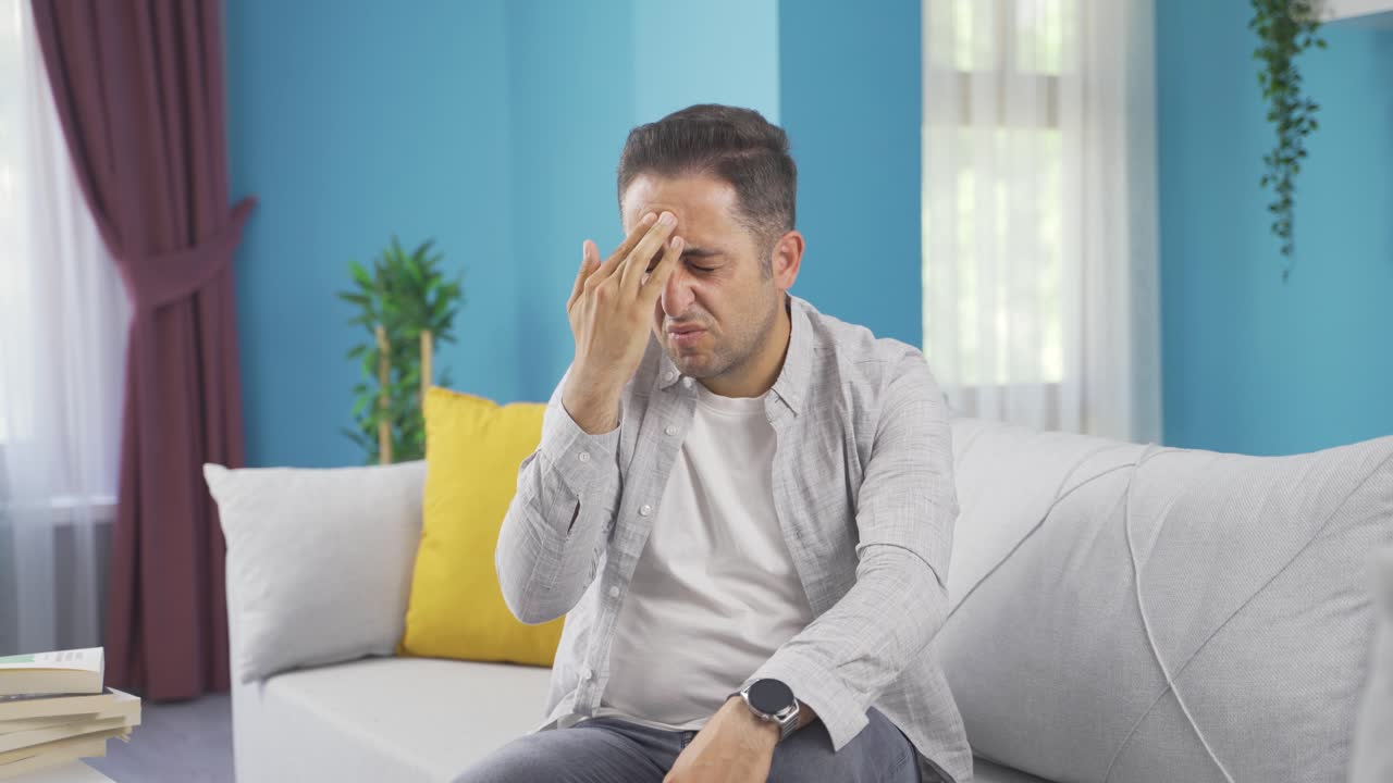 el hombre con migraña está experimentando dolor.