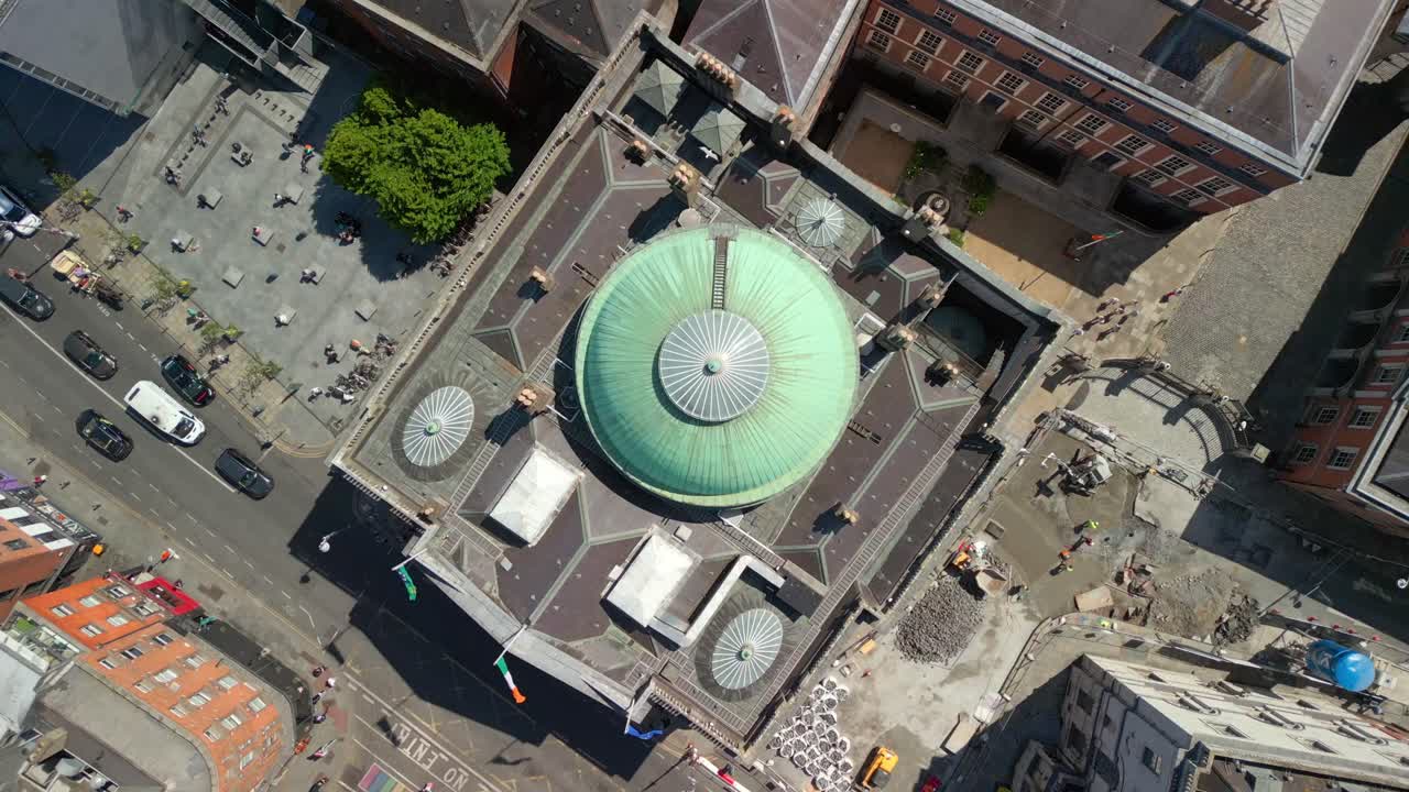 Overhead ascending aerial video of Dublin City Hall in the Temple Bar area of Dublin, Leinster, in Ireland on a bright and sunny day. Filmed in 4K, 60FPS and with Rec709 color.