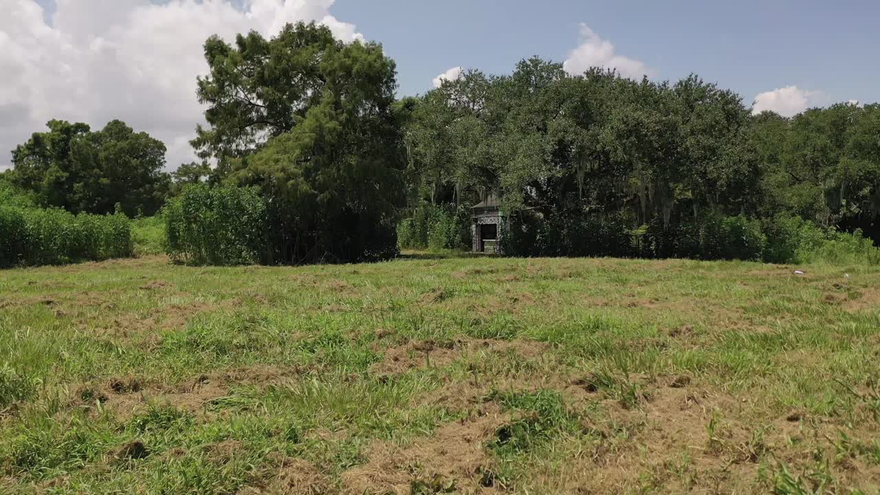 senderos en el parque de la ciudad de nueva orleans, louisiana, en un día parcialmente nublado