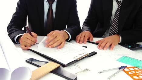 hombre de negocios trabajando en un plan de construcción