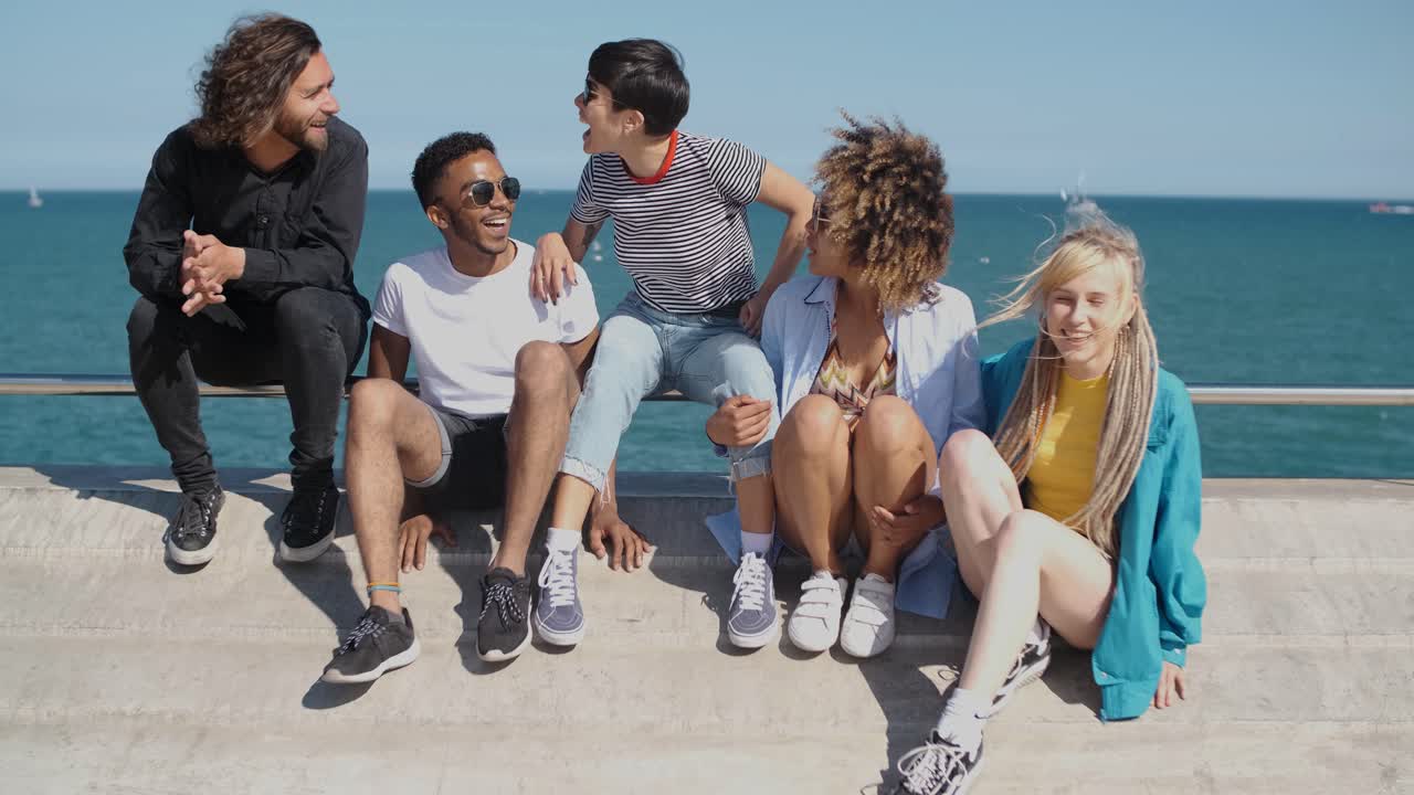 jóvenes amigos con estilo en el terraplén de la ciudad