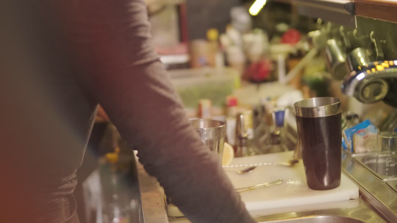 el camarero preparando un cóctel.