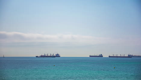 buques de contenedores vacíos anclados cerca de málaga, españa