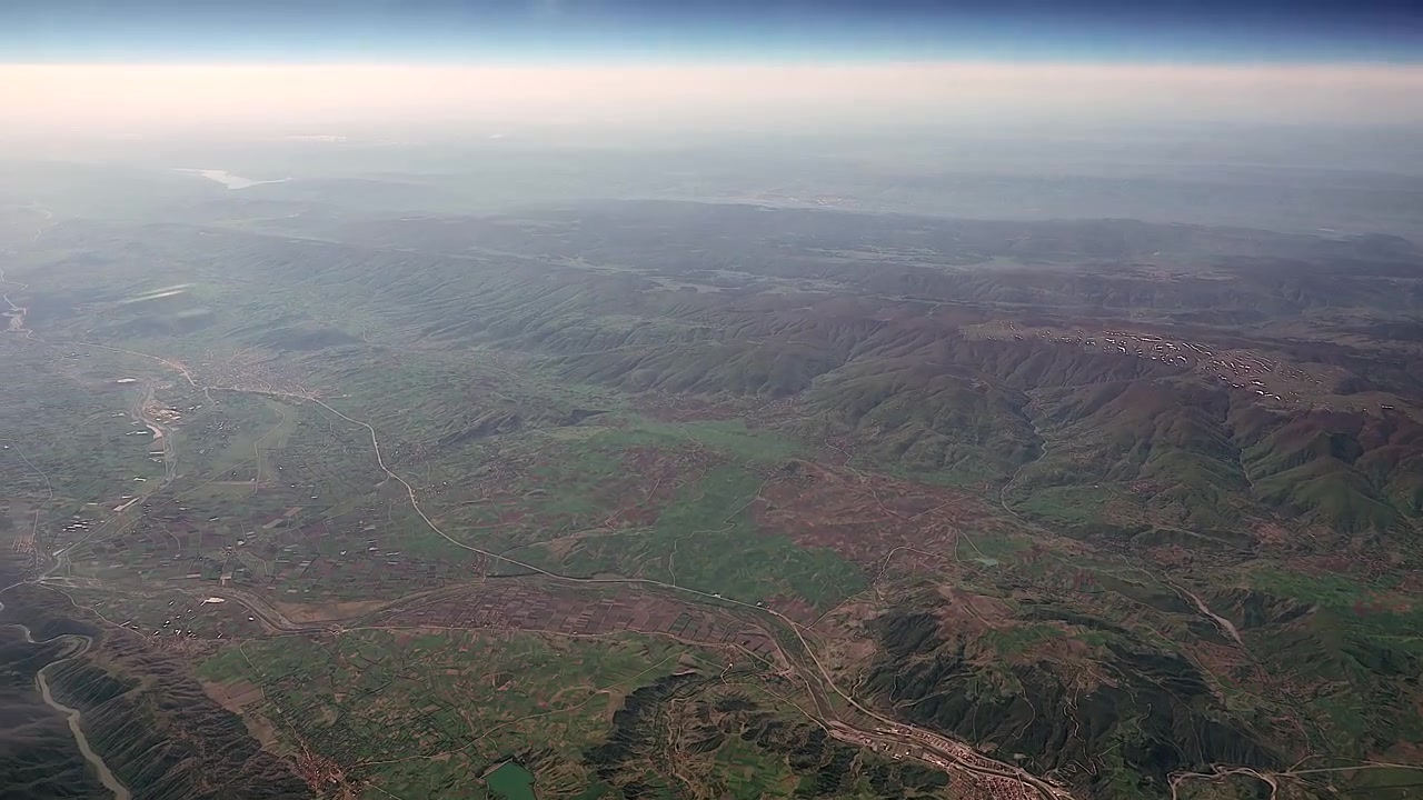 Vista Aérea de Paisagem Montanhosa e Vale de Avião