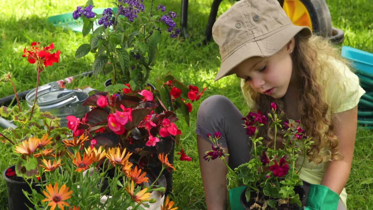 chica linda sosteniendo una olla de flores en el jardín