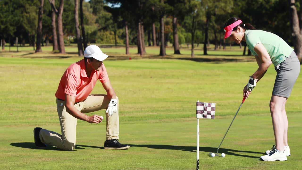 два игрока в гольф играют в гольф вместе.