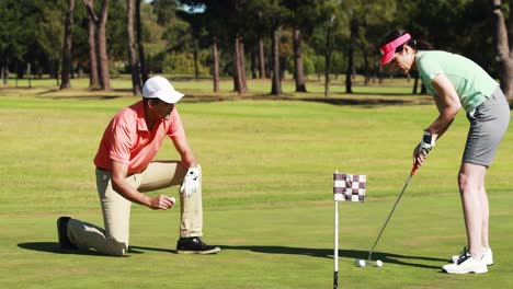 dos jugadores de golf jugando al golf juntos