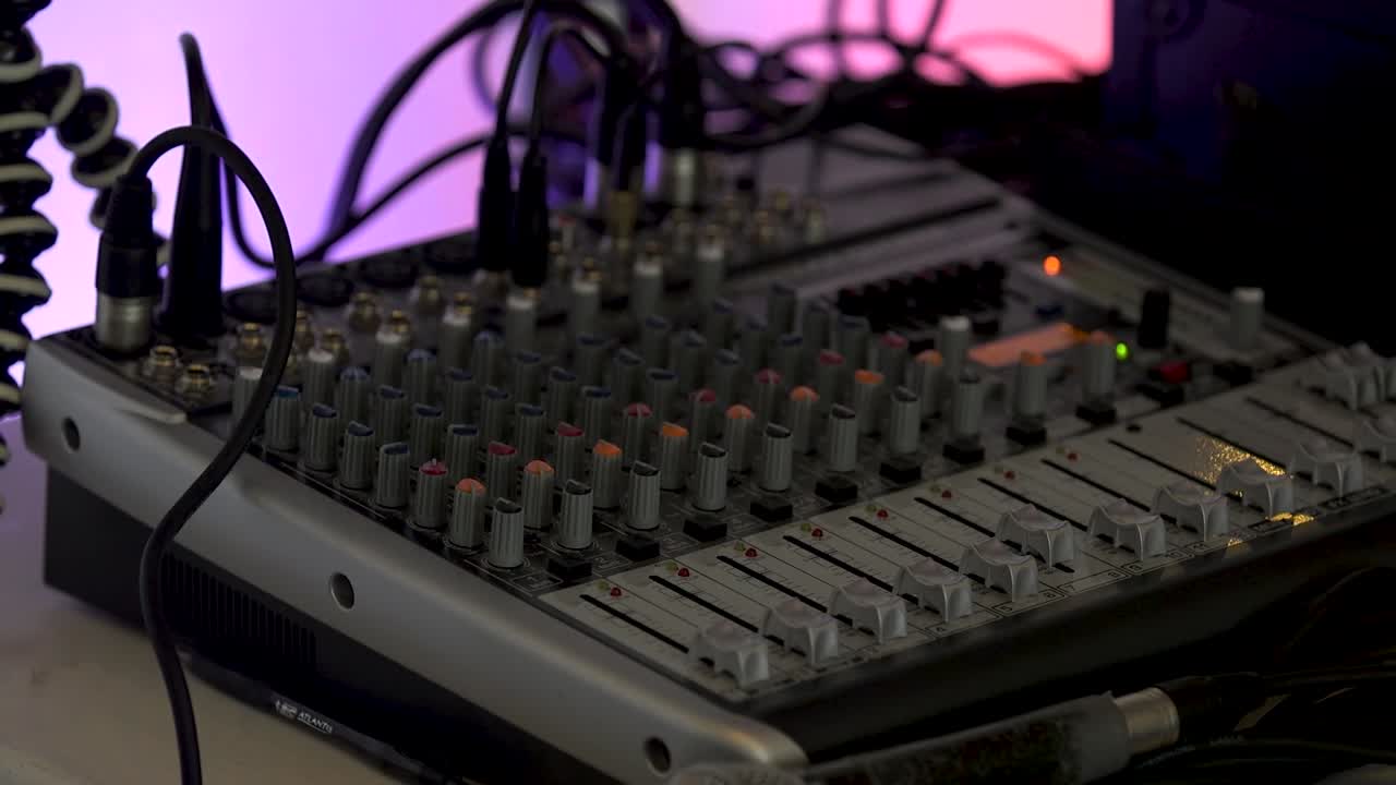 una junta de sonido frente a un fondo que cambia de color