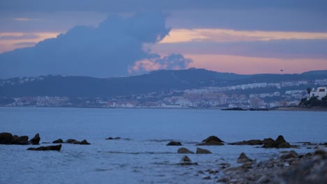 Naturlandschaftsansicht-Des-Schönen-Strandes-Und-Des-Meeres-Mit-Kleinen-Wellen-Und-Bergen-Im-Hintergrund