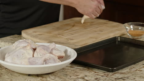 los muslos de pollo se colocan en una tabla de cortar para prepararse para cocinar