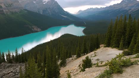 Peyto-See-Und-Flusstal-Bergszene-Vertikale-Schwenk