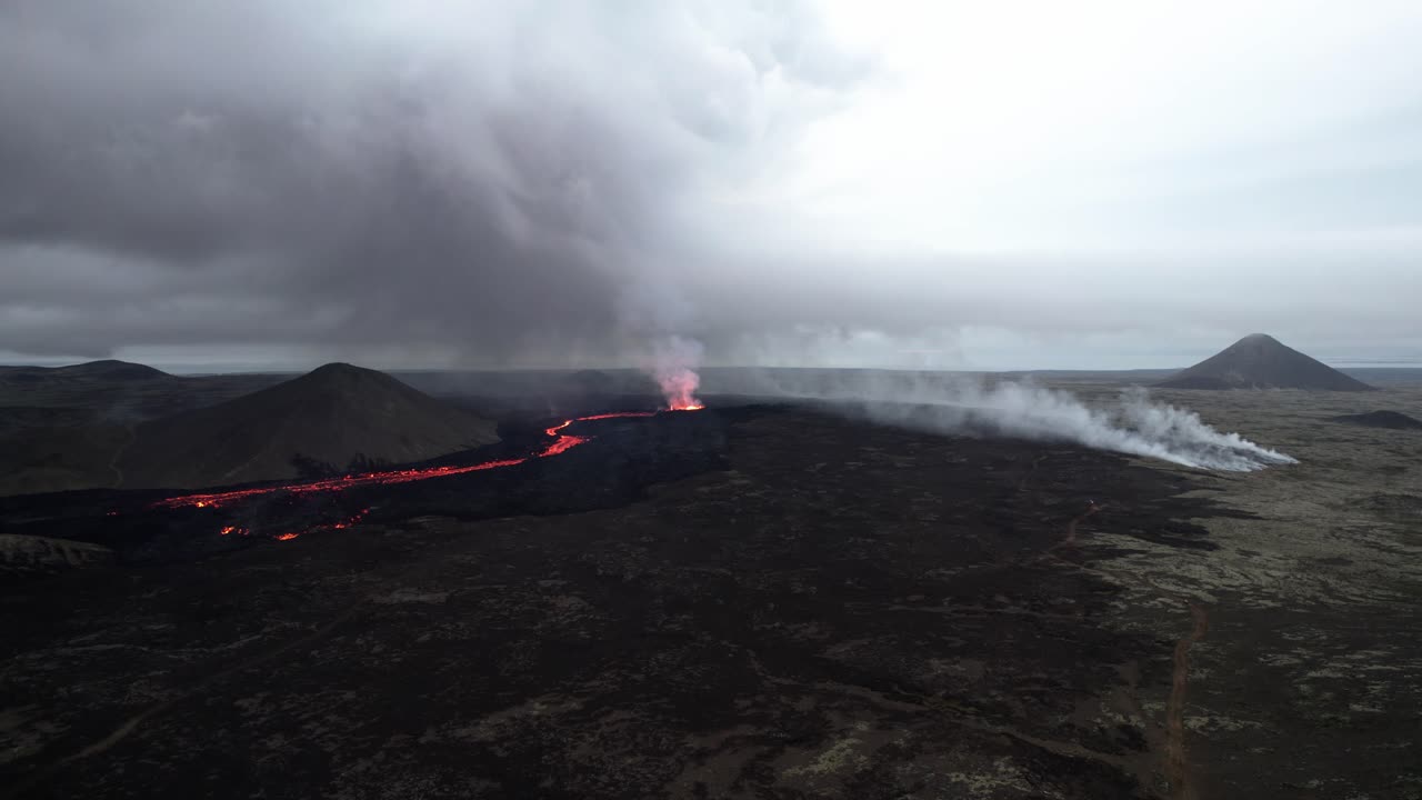 아이슬란드 의 리틀리 흐루투르 화산 의 시계 방향 중간 각도 드론 촬영