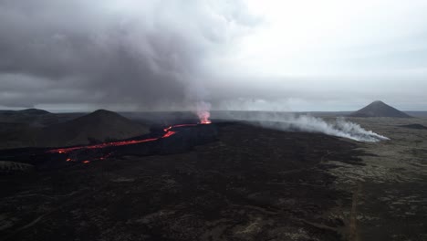 Drohnenaufnahme-Im-Mittleren-Winkel-Im-Uhrzeigersinn-Des-Vulkans-Litli-Hrutur-In-Island-Mit-Nebel-Und-Rauch