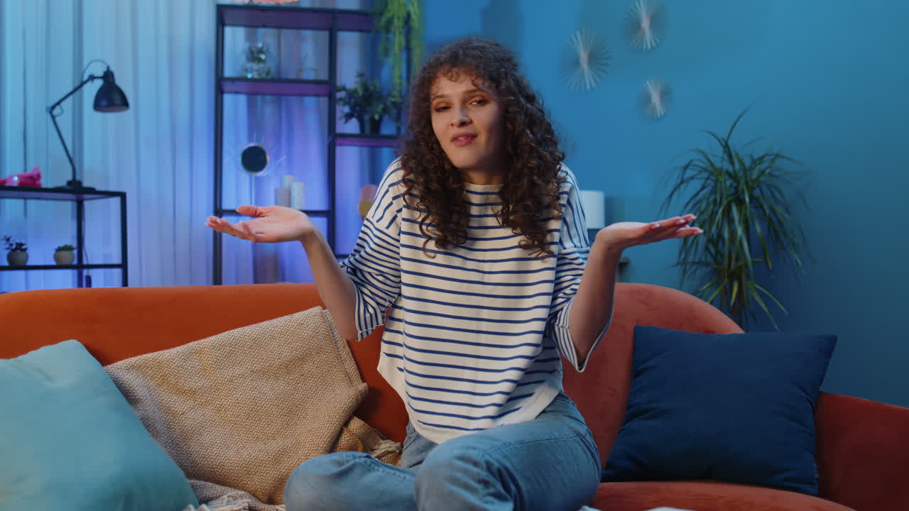 mujer joven confundida sintiéndose avergonzada por una pregunta ambigua, teniendo dudas, sin idea en casa