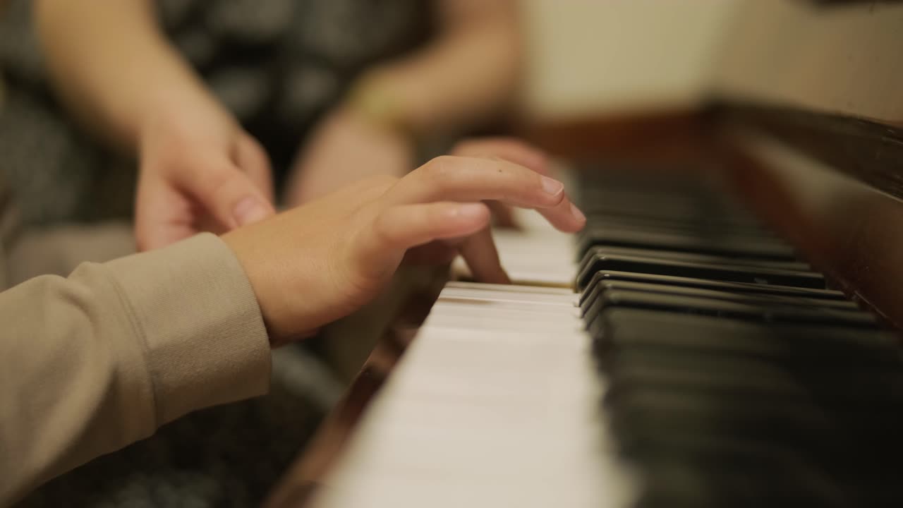 lección de piano con un joven estudiante