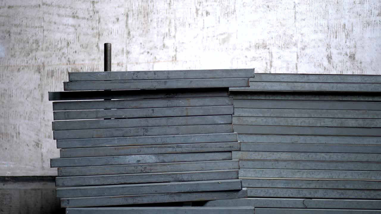 건설 현장에서 건설을 위해 끔하게 쌓인 금속 재료.