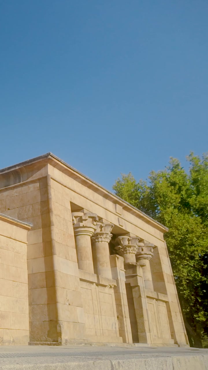 Vista dal basso del Tempio di Debod, un antico tempio egizio ricollocato a Madrid, Spagna. Mette in mostra colonne e architetture storiche in pietra per documentari di viaggio e storia