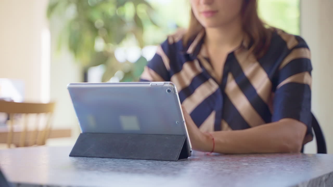mujer usando una tableta en un café
