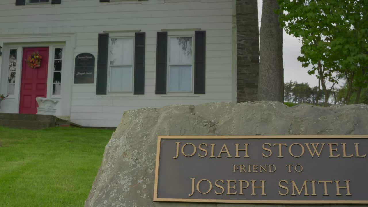 조시야 스토웰의 원래의 역사적인 집에 있는 표지판과 돌 표지판 조셉 스미스의 친구는 1820년대 초에 그가 학교에 다 ⁇ 던 곳에서 돈을 벌거나 보물을 파는 일을 위해 그를 고용했습니다.