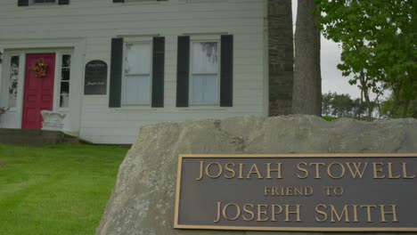 Placa-Y-Letrero-De-Piedra-En-La-Casa-Histórica-Original-De-Josiah-Stowell,-Amigo-De-Joseph-Smith,-Lo-Contrató-Por-Dinero-O-Excavando-Tesoros-A-Principios-De-La-Década-De-1820,-Donde-Fue-A-La-Escuela