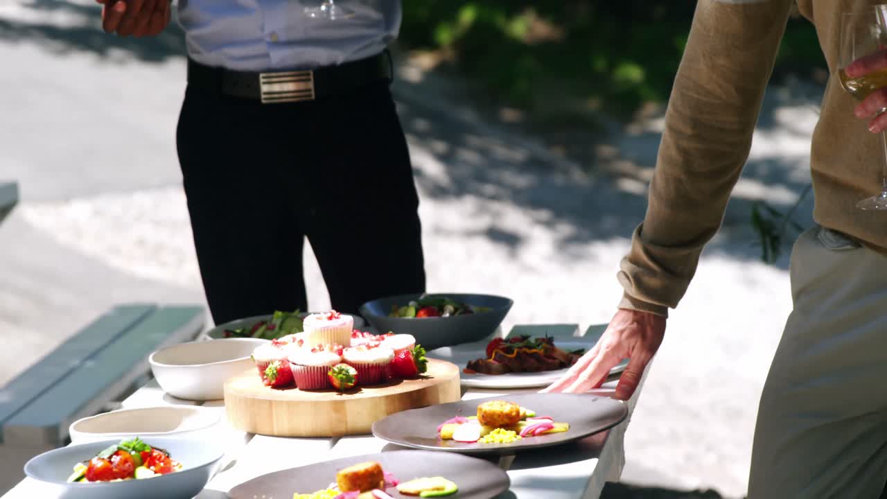 친구 들 이 레스토랑 에서 테이블 에 있는 음식 을 보고 있다