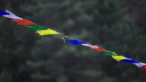 울타리 기도 발은 산길을 따라 매달려 있습니다. 다채로운 티베트 기도  발이 날아갑니다.