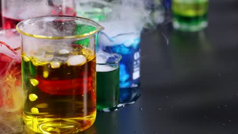 los vasos con hielo seco crean efectos de humo coloridos