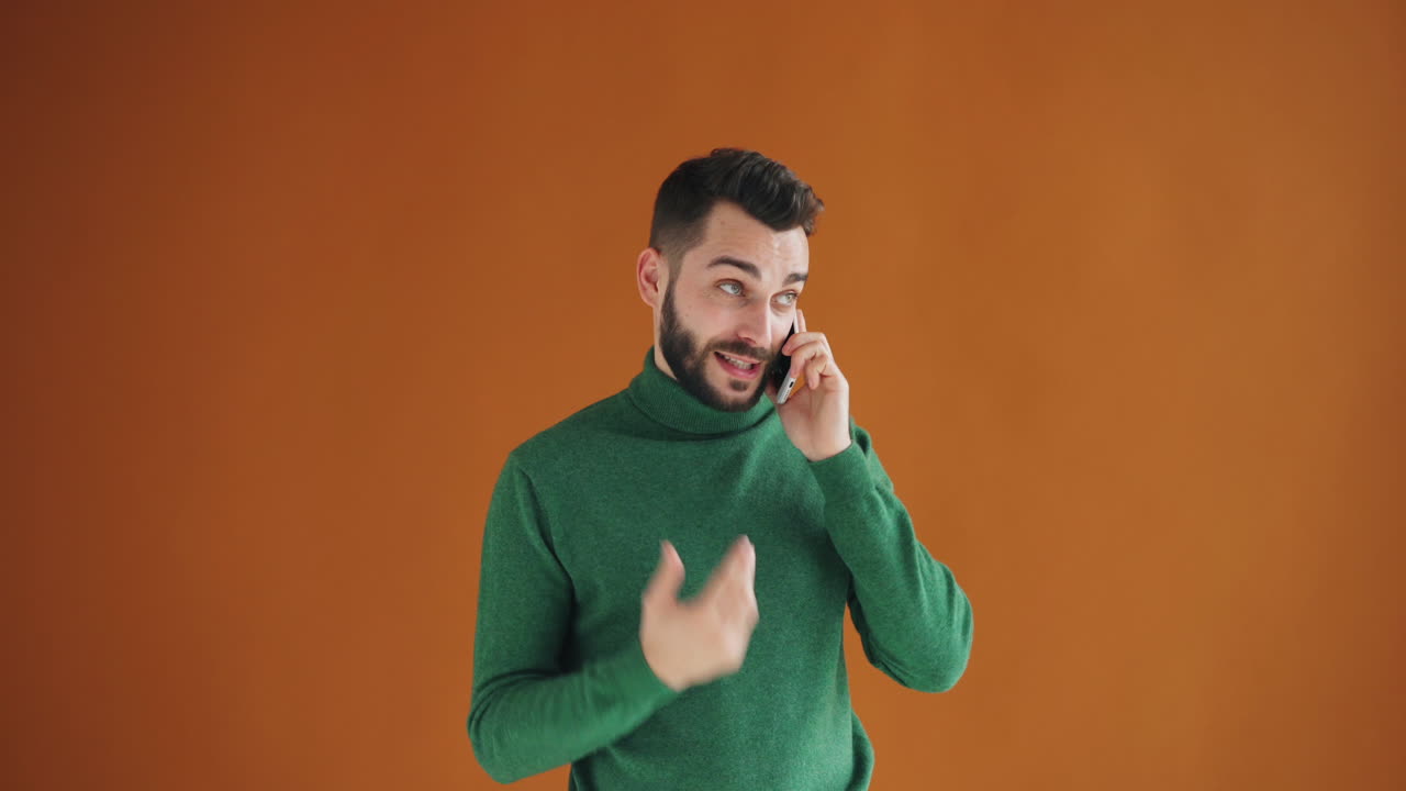 hombre hablando por teléfono.