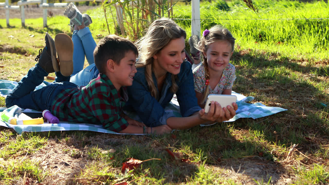 공원 4k에서 디지털 태블릿을 사용하는 엄마와 아이들
