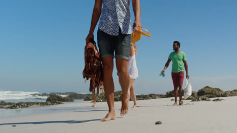 Gruppe-Von-Freunden-Spazieren-Zusammen-Am-Strand-4k