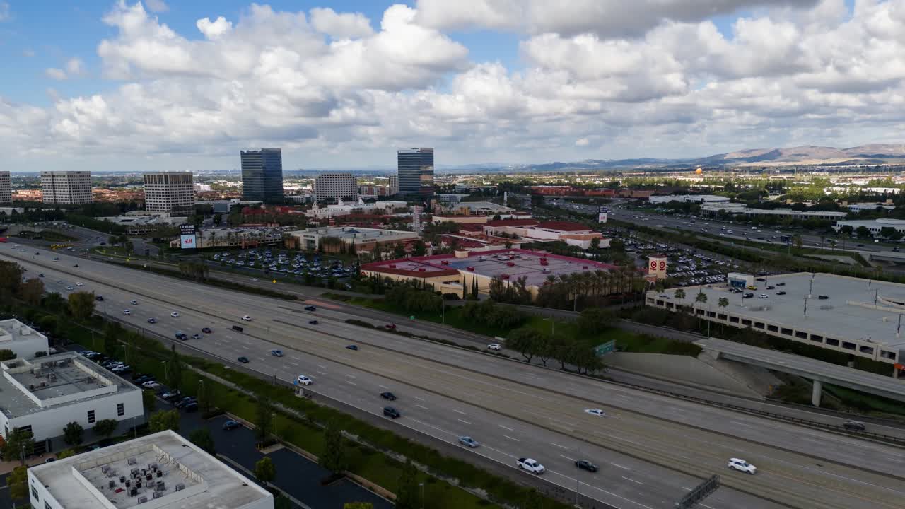 주변 도시 풍경과 함께 활기찬 고속도로, 낮빛, 공중 하이퍼스