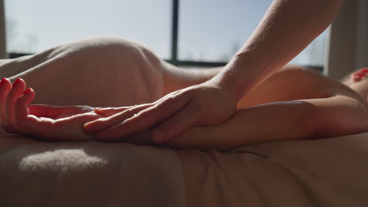 Nærbillede af en kvinde, der får armmassage i et spa