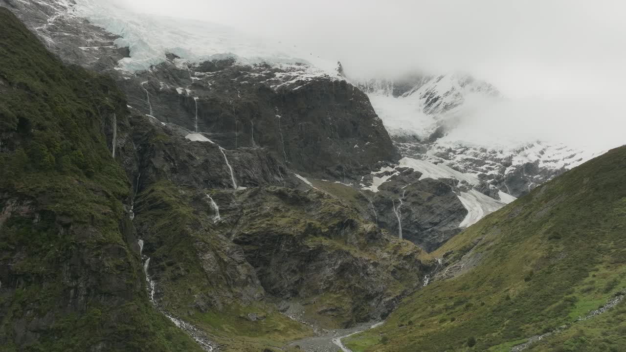 imponente paisaje alpino en las cascadas del glaciar rob roy, nueva zelanda, antena